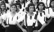 سفر در زمان؛ ژست عجیب دختران دبیرستانی در کاخ چهلستون؛ 90 سال قبل 