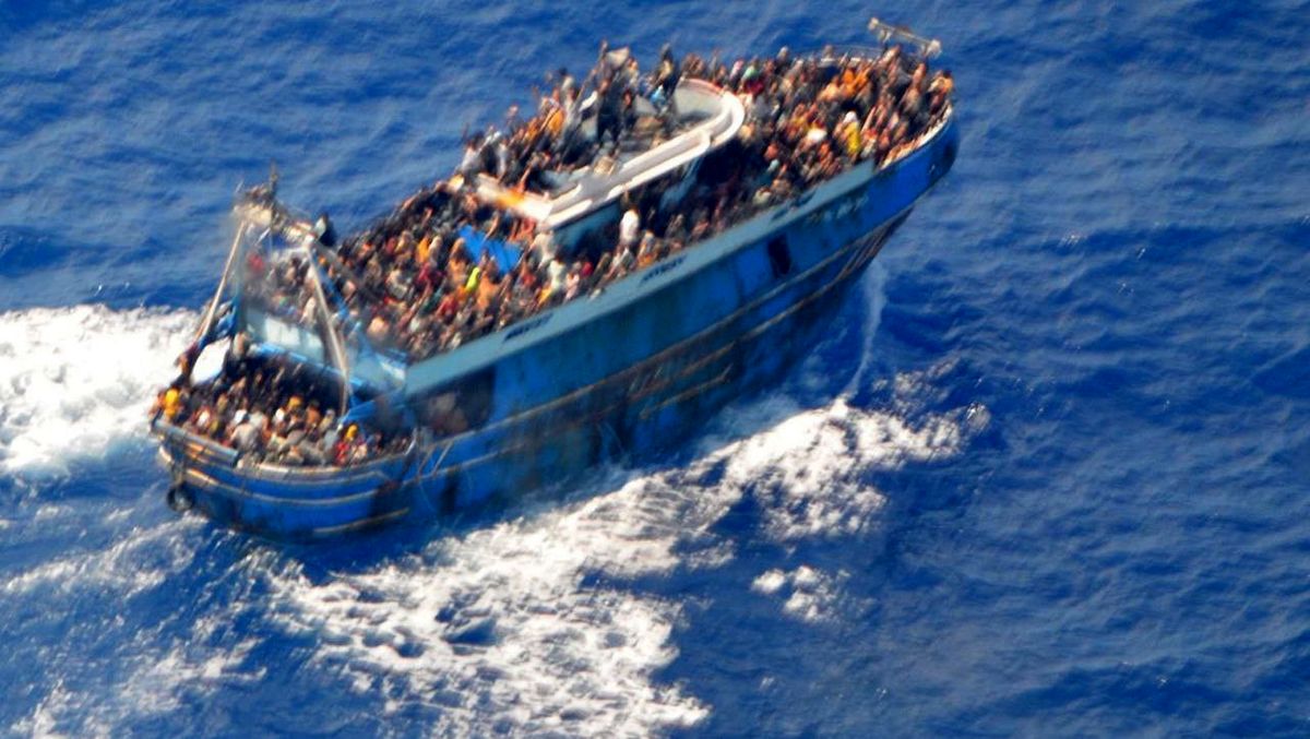 گزارش اشپیگل از غرق شدن قایق پناهجویان در سواحل یونان/ تعداد قربانیان را به طور قابل توجهی بالاتر است