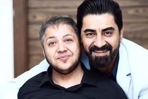 سفر به تاریخ؛ عکس یادگاری «مازیار (شهره) لرستانی» با «ناریه و عمره» در پشت‌صحنه «مختارنامه» 