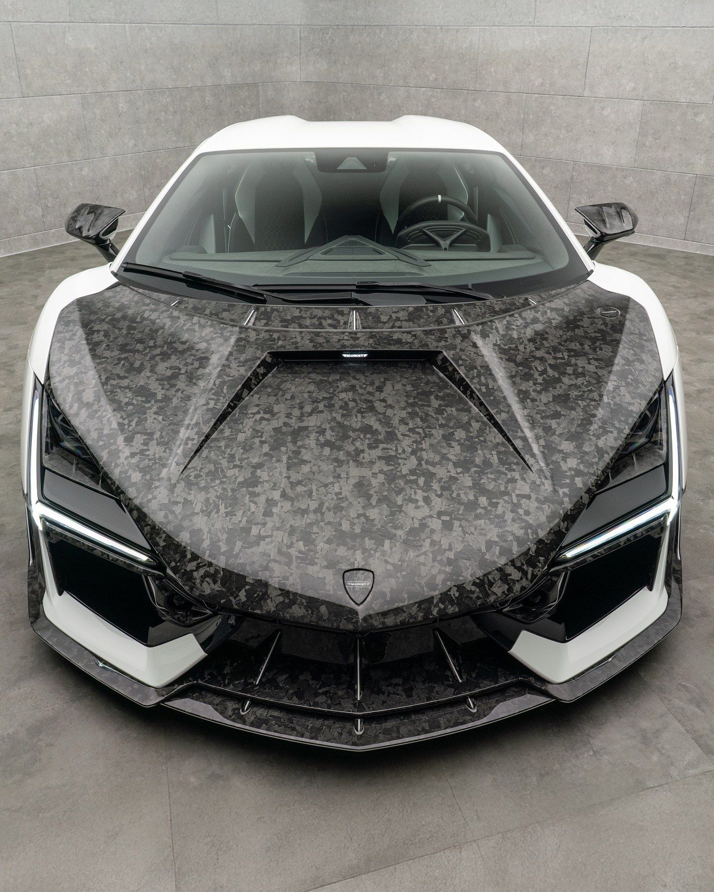 لامبورگینی روئلتو با پکیج سفارشی‌سازی «Initiate» منصوری، که با ارتقای قدرت به ۱۰۷۰ اسب بخار، شتاب صفر تا صد ۲.۴ ثانیه‌ای و بدنه فیبر کربنی، مرزهای عملکرد این ابرخودرو را جابه‌جا کرده است