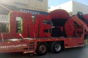 زن اردنی با ۱۰ هزار گل شوهرش را در روز تولدش غافلگیر کرد