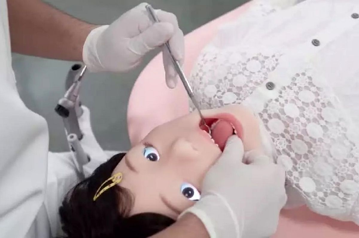 رباتی که واکنش کودکان به درمان دندانپزشکی را شبیه سازی می‌کند/ ویدئو