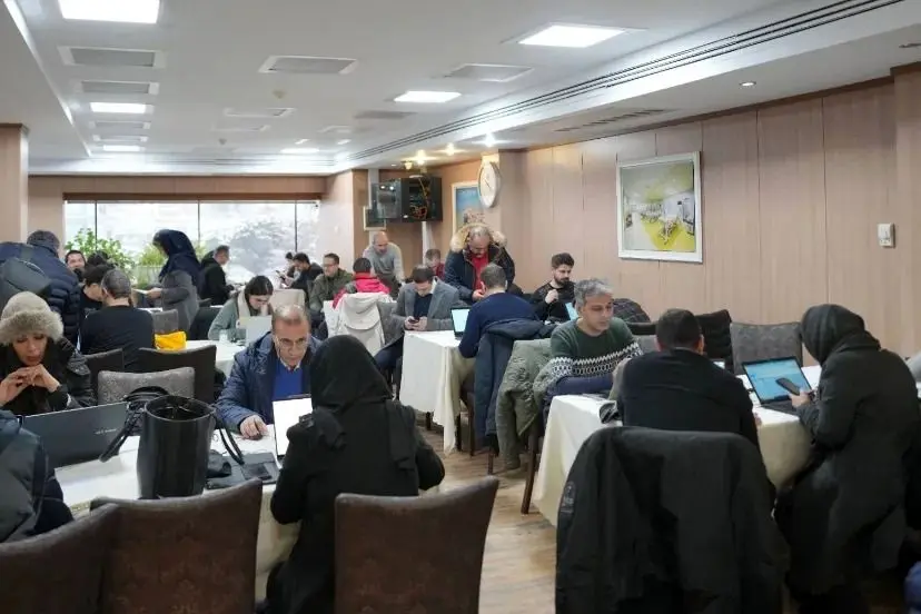 اعضای اتاق بازرگانی با در دست داشتن کارت عضویت، کارت ملی و یک برگ تعهدنامه در صف ایستاده اند تا بتوانند نیم ساعت به اینترنت جهانی دسترسی داشته باشند!