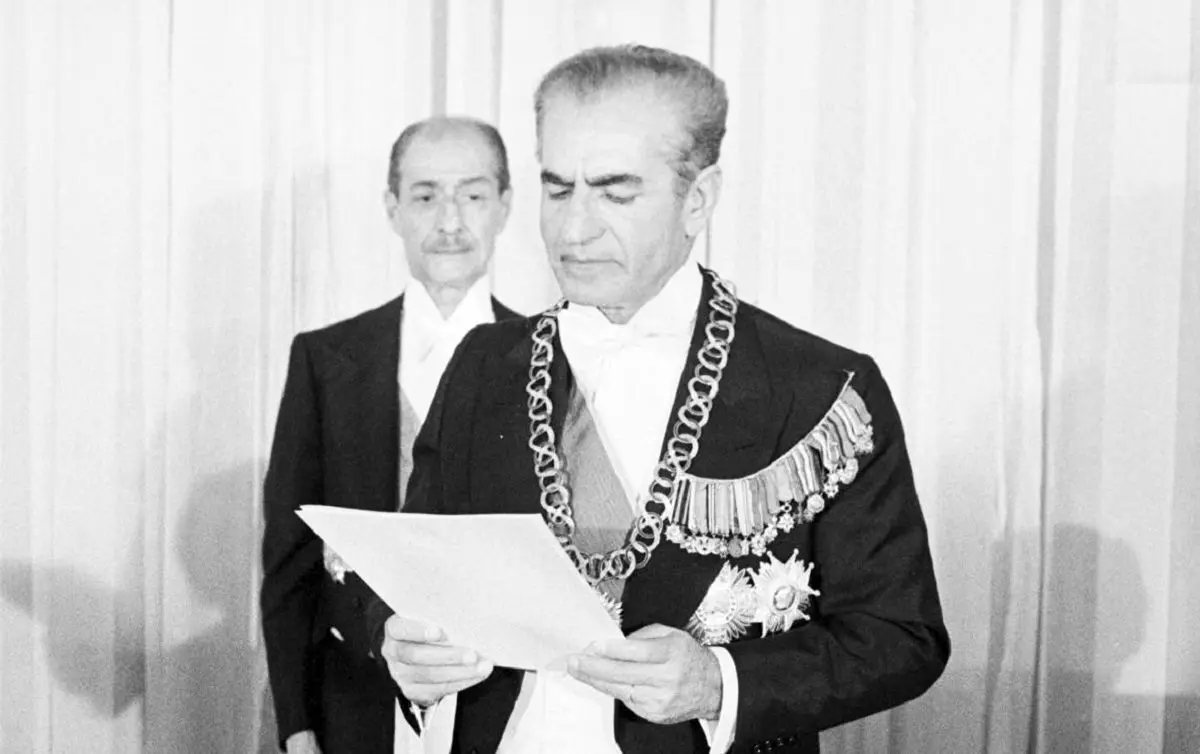 سفر در زمان؛ «محمدرضا پهلوی و فرح» در فرودگاه مهرآباد؛ خرداد 1357/ عکس

