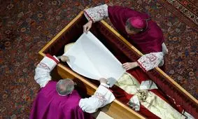 فرش دستبافت تبریز زیر تابوت پاپ/ تصاویر

