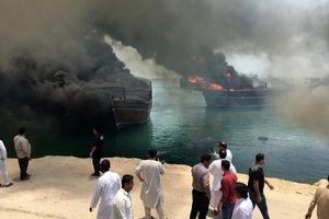 آتش سوزی در اسکله بندر نخل تقی/ ویدئو