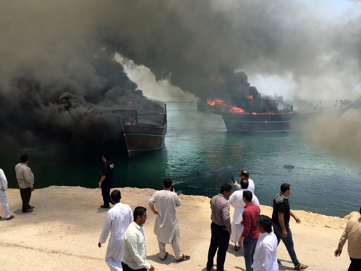 آتش سوزی در اسکله بندر نخل تقی/ ویدئو
