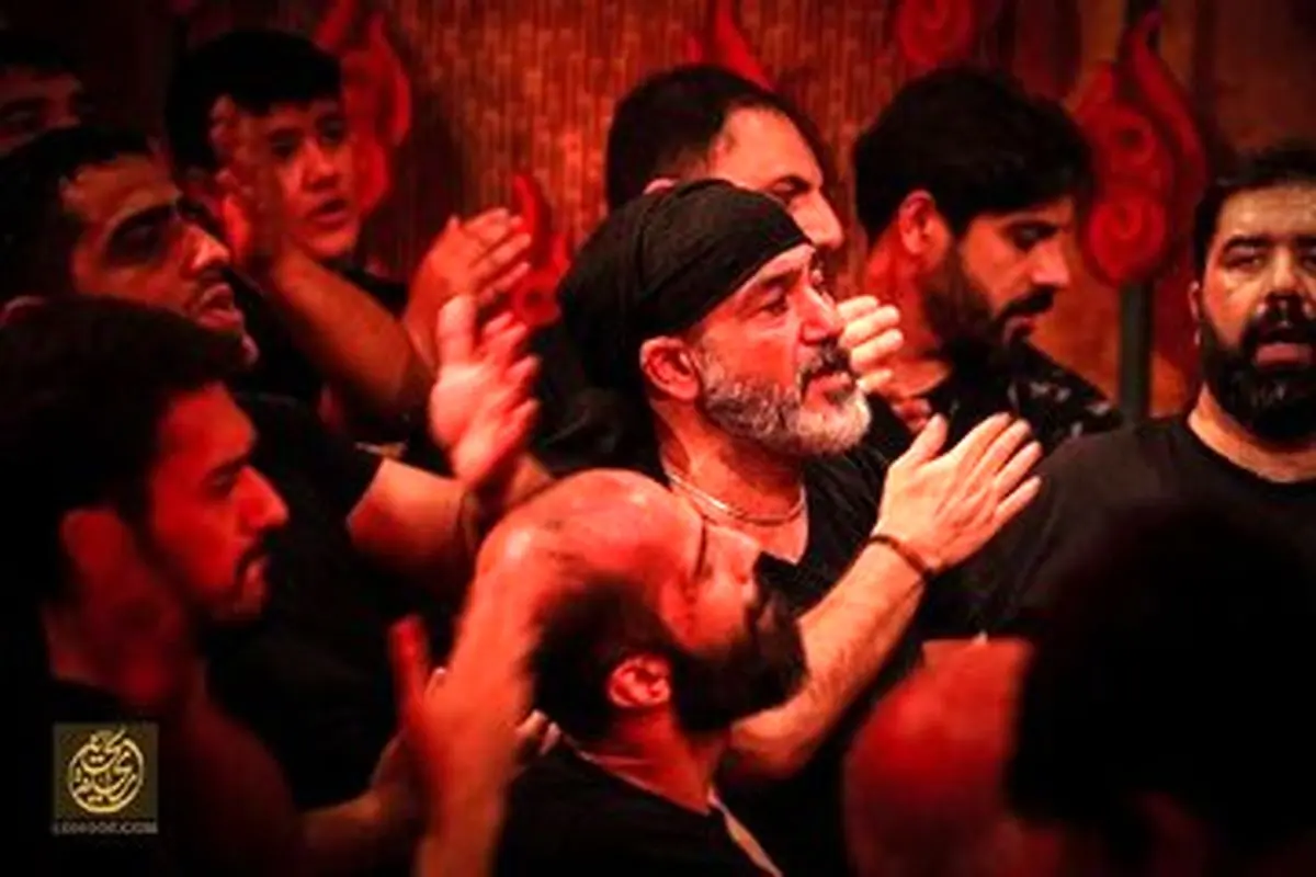 میانداری مهران غفوریان در مراسم عزاداری امام حسین(ع) در بازار/ ویدئو