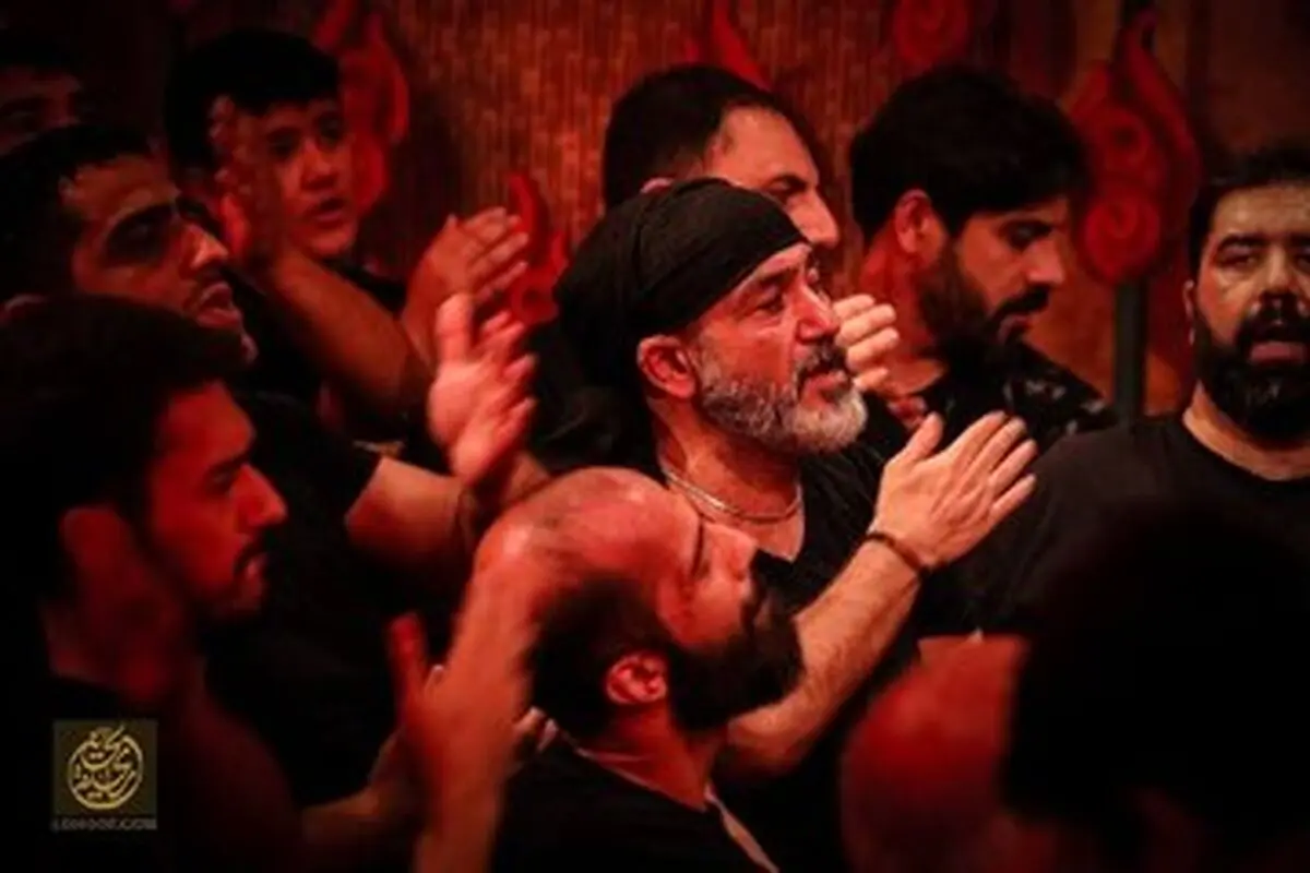 میانداری مهران غفوریان در مراسم عزاداری امام حسین(ع) در بازار/ ویدئو