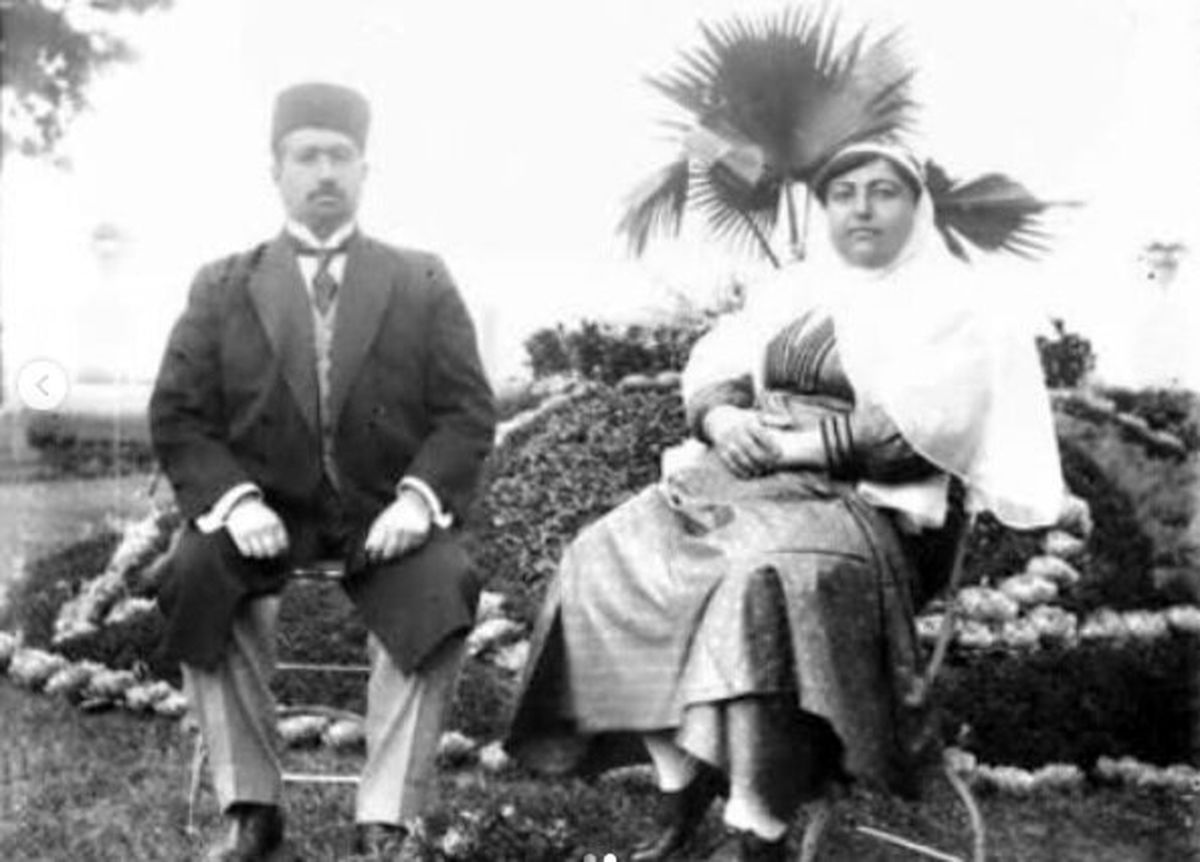 مادر احمدشاه در پاریس هم با چادر بیرون میرفت