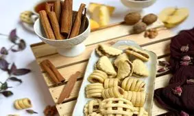 طرز تهیه قرابیه سیب و گردو؛ خوشمزه و ساده