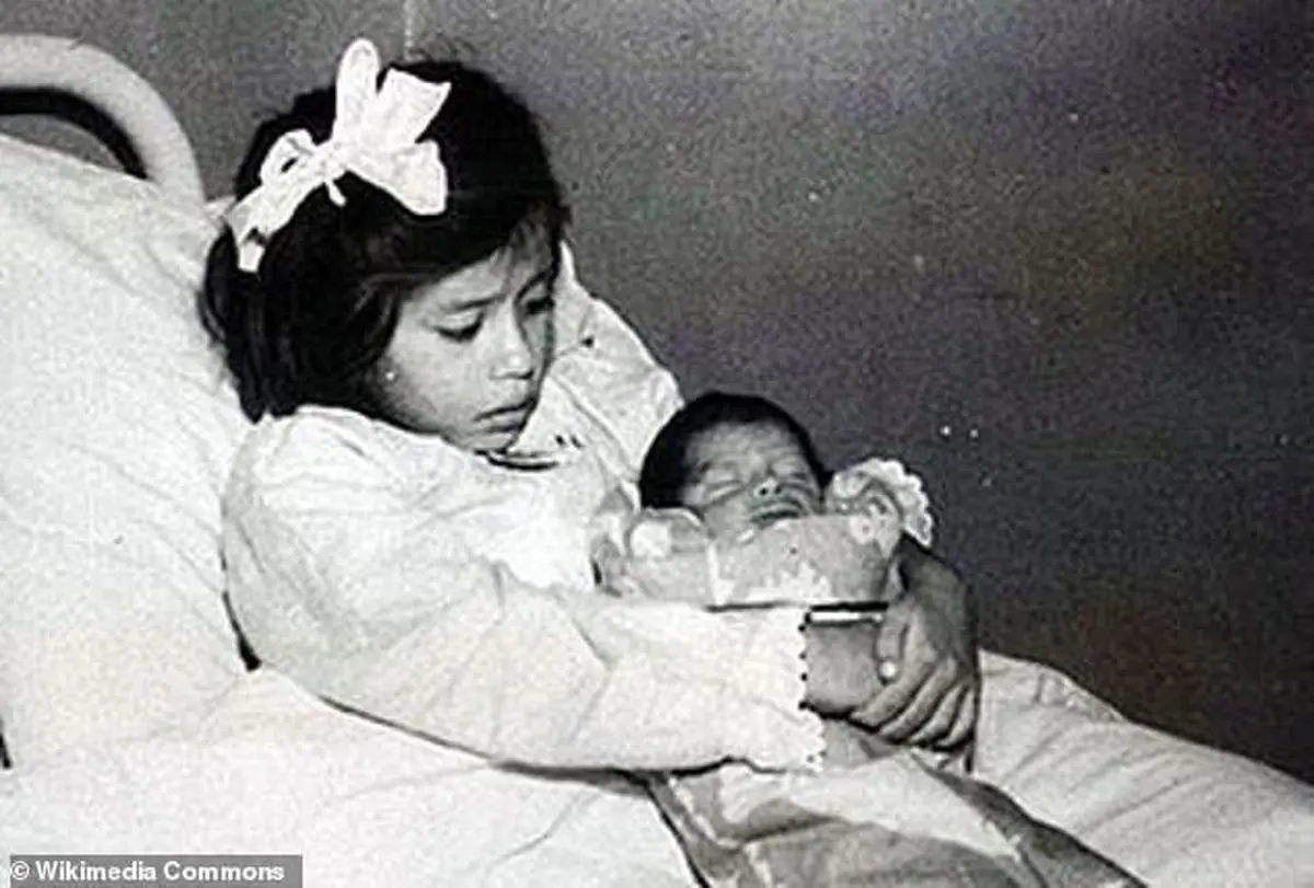 جوان‌ترین مادر تاریخ با فقط ۵ سال سن