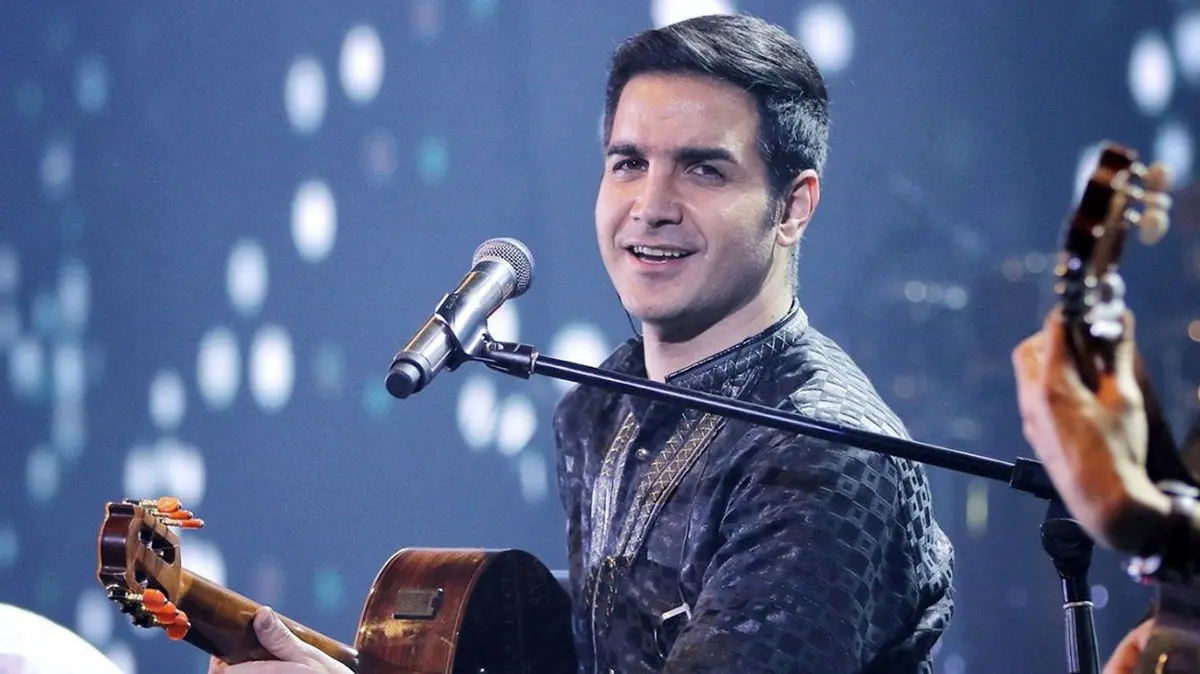 عطسه محسن یگانه وسط اجرای آهنگ در کنسرت/ ویدئو