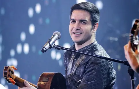 عطسه محسن یگانه وسط اجرای آهنگ در کنسرت/ ویدئو