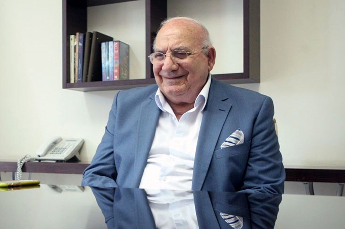 پاسخ حشمت مهاجرانی به عطالله مهاجرانی: مرد گریان، من نیستم
