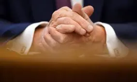 از دیدگاه روان‌شناسی، قرار دادن دست‌ها بر روی هم چه معنایی دارد؟