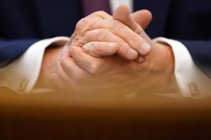 از دیدگاه روان‌شناسی، قرار دادن دست‌ها بر روی هم چه معنایی دارد؟