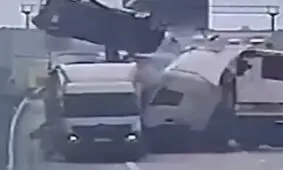 پرتاب یک خودرو به هوا در تصادف دو کامیون در لهستان