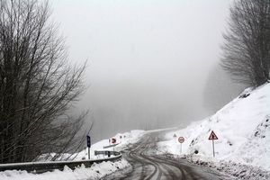بارش شدید برف در محور سیاهکل - دیلمان/ ارتفاع برف در اسالم - خلخال به ۴۰ سانت رسید