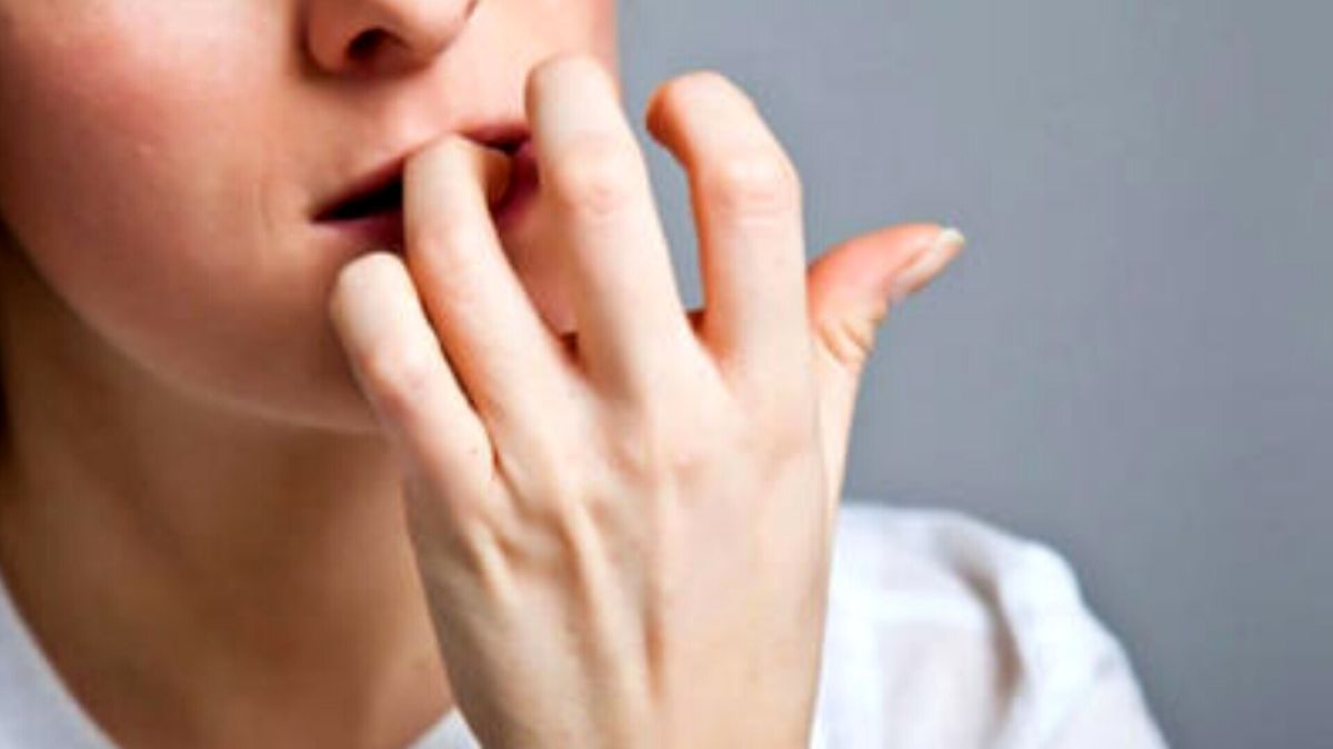 تیک عصبی چیست، چرا به وجود میآید و چگونه برطرف میشود؟