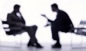 با این ۳ رفتار کوچک، آرام‌ترین فرد در جمع باشید
