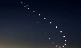 تصویری از مسیر حرکت ماه در آسمان طی ۳۰ روز