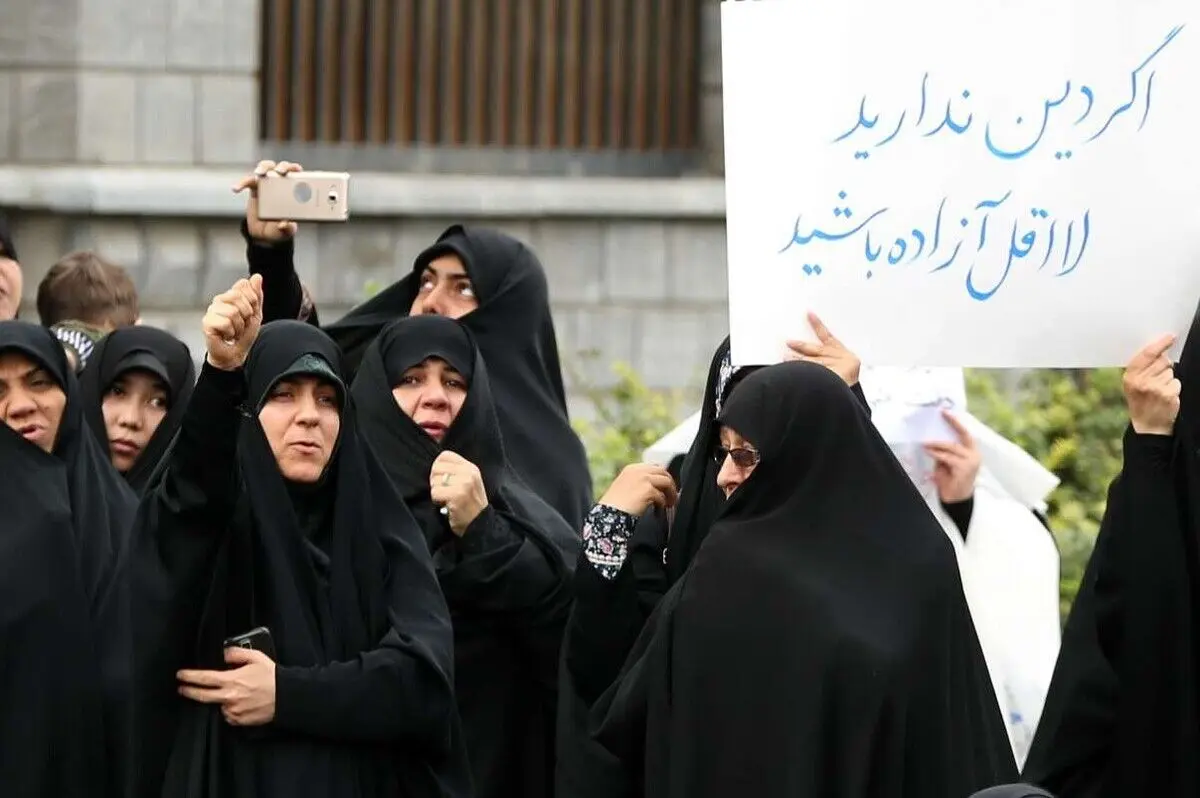 تعداد بسیار کم تجمع کنندگان مدافع قانون حجاب به روایت یک نماینده/ مثل کارتن خواب ها آمده بودند/ مگر رهبری نفرمودند مسائل اقتصادی اولویت باشد؟

