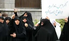 تعداد بسیار کم تجمع کنندگان مدافع قانون حجاب به روایت یک نماینده/ مثل کارتن خواب ها آمده بودند/ مگر رهبری نفرمودند مسائل اقتصادی اولویت باشد؟

