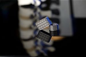 ایمپلنتی که وضعیت ستون فقرات را از درون بدن گزارش می‌کند

