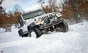 گروه آفرودسواران مریوانی، داوطلبانه به یاری خودروهای گرفتار در برف شتافتند/ ویدئو