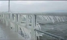 سر خوردن وحشتناک خودرو‌ها روی پل یخ زده/ ویدئو