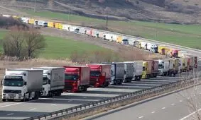 اختلال در مسیرهای دریایی و هوایی، فشار برروی مرزهای زمینی را افزایش داده است/ ایستایی کامیون‌ها در مرزها به 20 روز رسید/ 17 هزار کامیون در 3 مرز کشور معطل هستند
