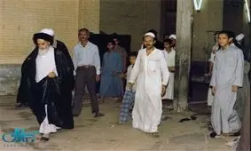 پس از ورود امام به نجف، اولین عالمی که به دیدار آمد که بود؟ 