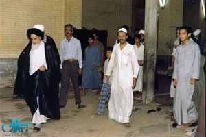 پس از ورود امام به نجف، اولین عالمی که به دیدار آمد که بود؟