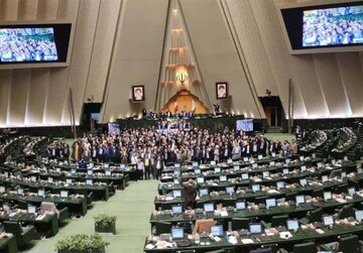 عکس دسته جمعی در مجلس/ سلام نظامی آقای نماینده
