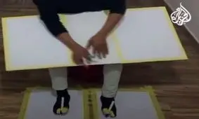 نقاش لیبیایی همزمان با دست و پا نقاشی می‌کند