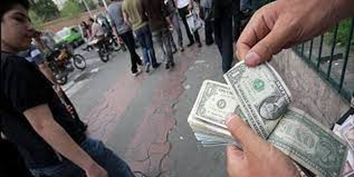 بازداشت دلالان دلار توسط پلیس در بازار/ ویدئو