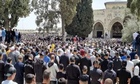 اقامه نماز جمعه توسط ۱۳۰ هزار فلسطینی در مسجدالاقصی

