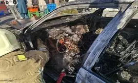 آتش سوزی یک خودرو در میدان آزادی/ عکس