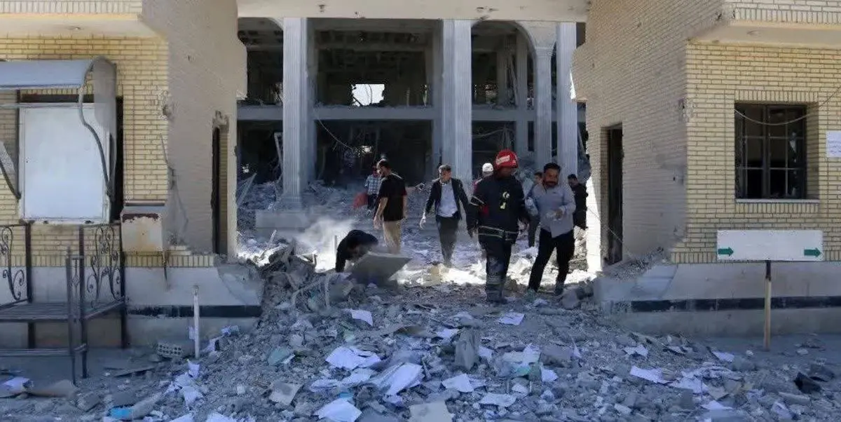 شهادت 8 نفر در حمله  آمریکا و اسرائیل به دادگستری شهرستان لارستان/ تصاویر