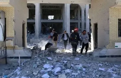 شهادت 8 نفر در حمله  آمریکا و اسرائیل به دادگستری شهرستان لارستان/ تصاویر