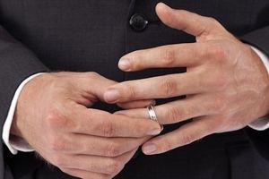 چرا مردان حلقه ازدواج را فراموش میکنند