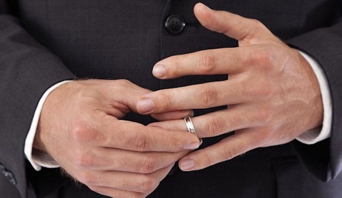 چرا مردان حلقه ازدواج را فراموش میکنند