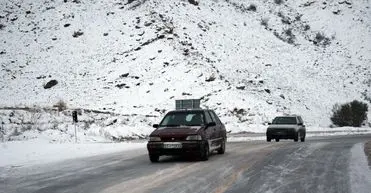 ترافیک نیمه سنگین آزادراه قزوین _ کرج _ تهران/ بارش برف و باران در برخی جاده‌های کشور
