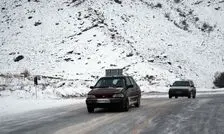 ترافیک نیمه سنگین آزادراه قزوین _ کرج _ تهران/ بارش برف و باران در برخی جاده‌های کشور