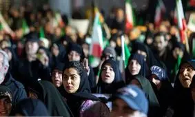 تجمع شبانه مردم تهران در حمایت از مدافعان وطن و بیعت با رهبری/ تصاویر