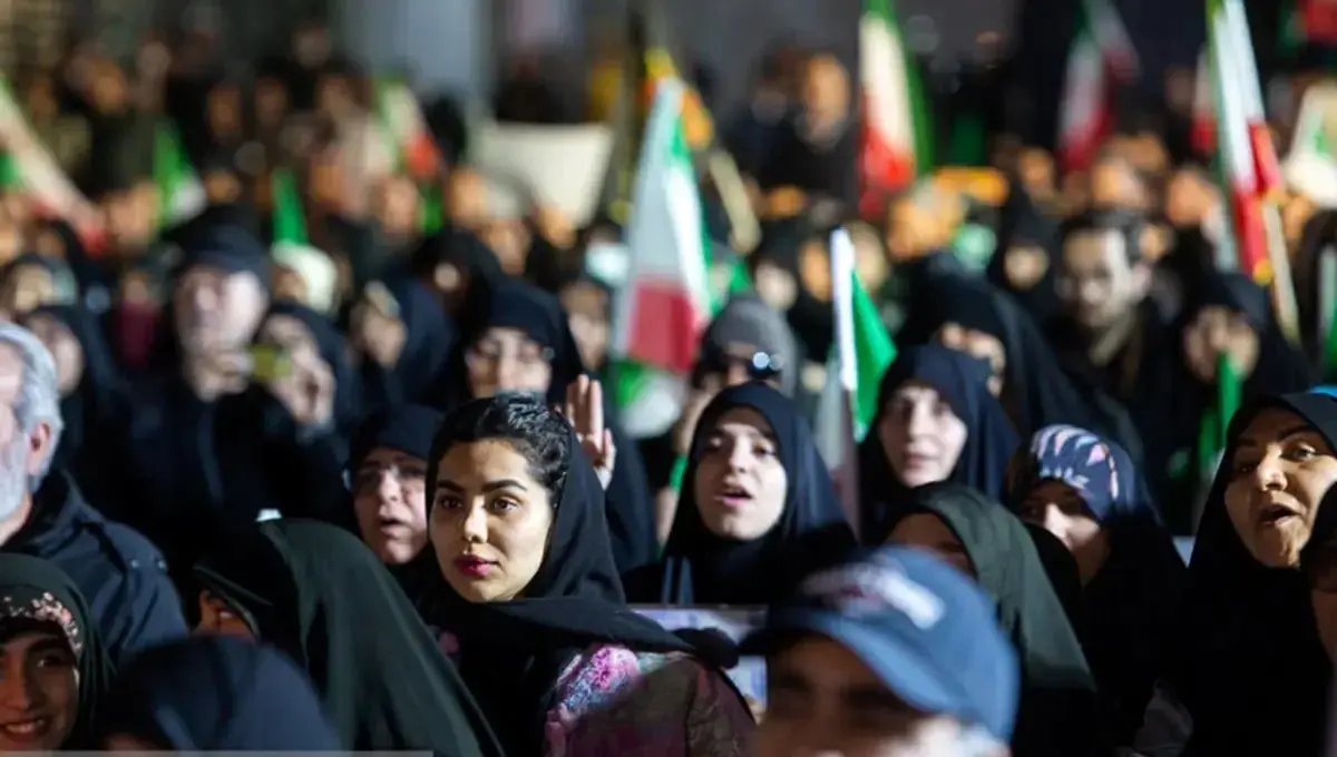 تجمع شبانه مردم تهران در حمایت از مدافعان وطن و بیعت با رهبری/ تصاویر