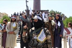 طالبان تصویر باحجاب یک مقام سازمان ملل را هم سانسور کرد!/ عکس

