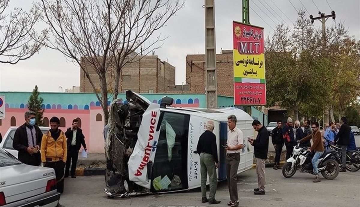 واژگونی خودروی آمبولانس در کرمان حادثه آفرید