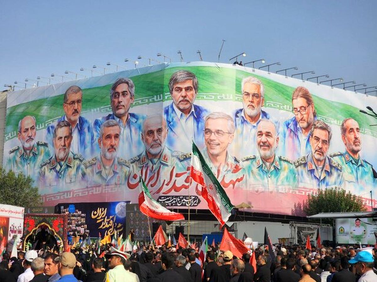 گزارشی از مراسم تشییع شهدای اقتدار در تهران/ وداع مردم تهران با قهرمانان مقاومت؛بدرقه سرداران و دانشمندان شهید/ حضور مقامات سیاسی و نظامی/ ویدئو